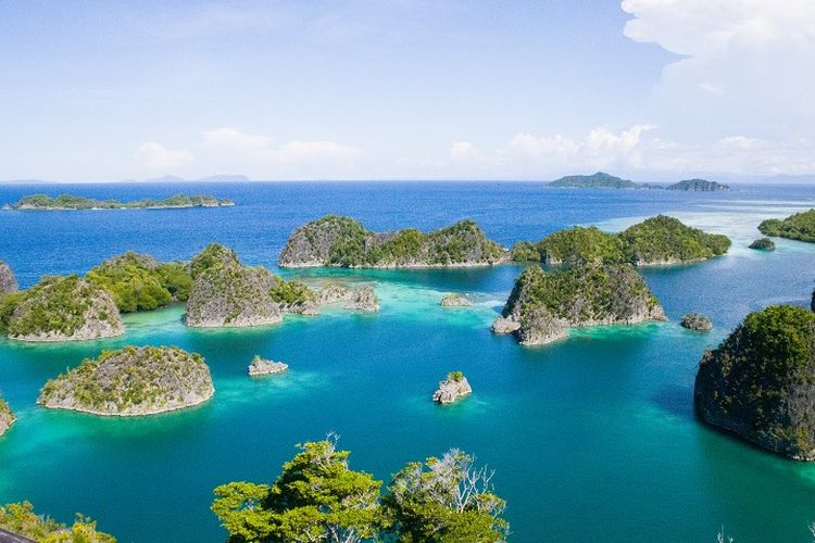 Pemandangan gugusan pulau yang dapat dilihat oleh wisatawan di Piaynemo, Kabupaten Raja Ampat, Provinsi Papua Barat, Selasa (26/10/2021).