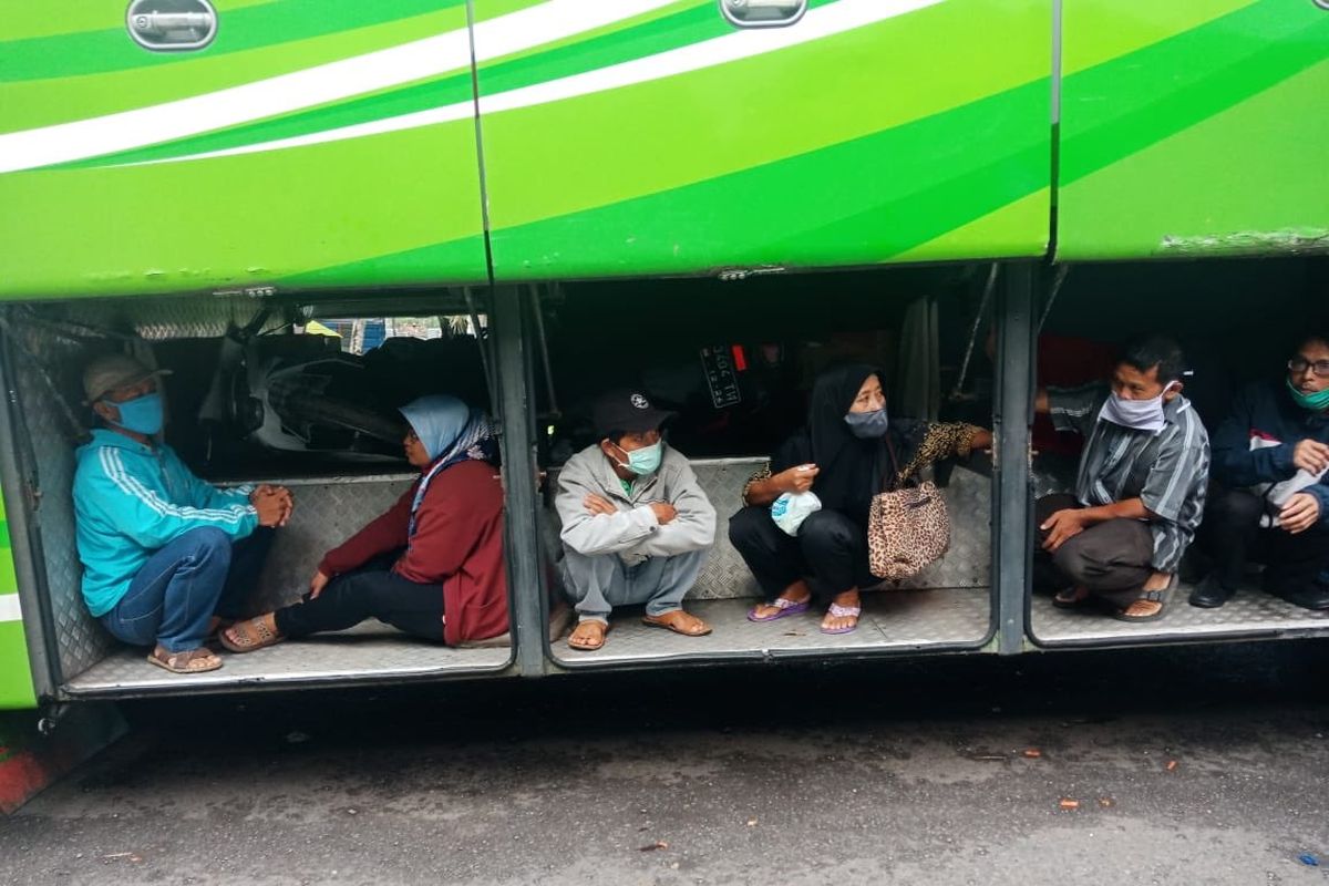 Untuk menghindari razia yang digelar aparat selama PSBB, mereka rela duduk di bagasi bus dengan ongkos Rp 450.000. Foto diambil di Terminal Bus Ciledug, Jumat (24/4/2020) siang.
