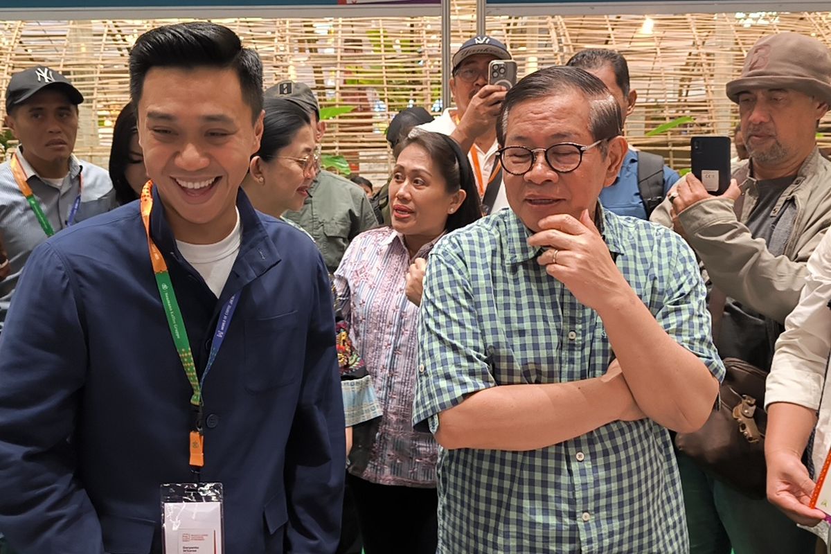 Momen Gubernur Jakarta, Pramono Anung ditemani panitia (kiri) saat mendatangi booth tenant di World of Coffee Jakarta, Jakarta Pusat.