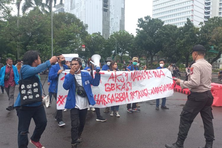 Sejumlah mahasiswa yang hendak menggelar aksi demonstrasi mulai berdatangan ke kawasan Patung Kuda Arjuna Wiwaha, Jakarta Pusat, Kamis (21/4/2022).