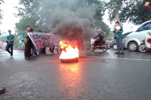 Kecewa Kinerja 100 Hari Jokowi-Ma'ruf, Mahasiswa Bogor Bakar Ban
