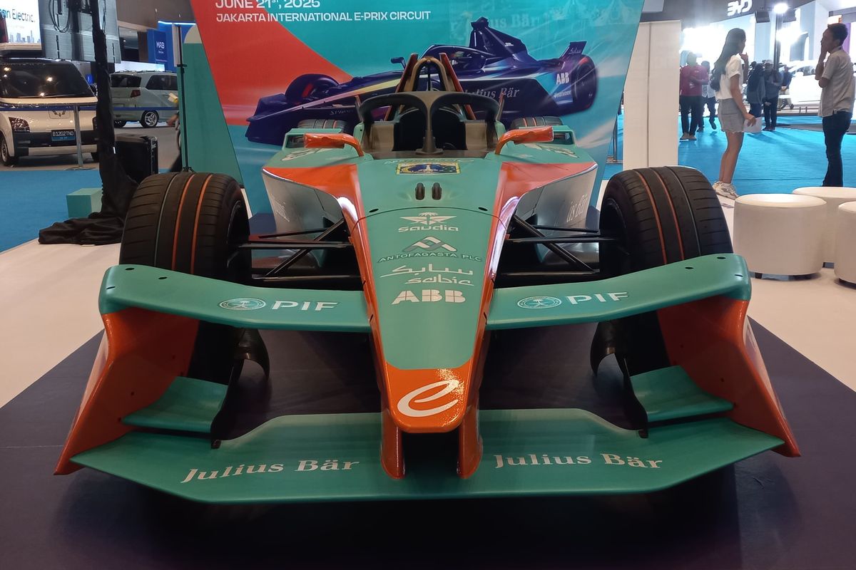 Replika mobil balap listrik Formula E Gen3 Evo pada PEVS 2025