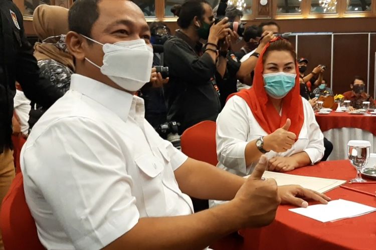 Pasangan petahana Hendrar Prihadi dan Hevearita Gunaryanti Rahayu