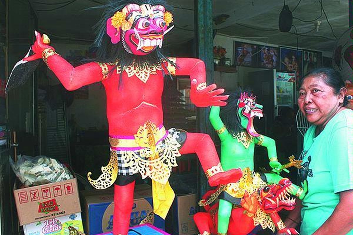Ogoh-ogoh menjadi kreasi dan kebanggaan pemuda Pulau Bali  setiap menjelang hari raya Nyepi. Kompyang Gde Aditya Dharma Putra, siswa SMA di Denpasar, pun berkreasi membuat ogoh-ogoh mini dan menjualnya dengan harga  Rp 650.000 per buah, di salah satu warung milik neneknya di Jalan Sumatera, Minggu (11/3). Ia meraup untung dengan menjual sekitar 25 unit ogoh-ogoh mini.