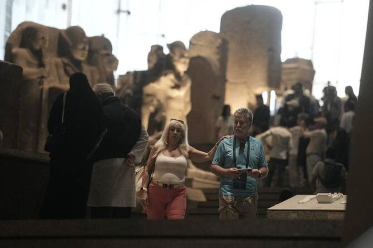 Turis mengunjungi museum arkeologi terbesar di dunia, Grand Egyptian Museum, Giza, Mesir pada Jumat (23/5/2025).
