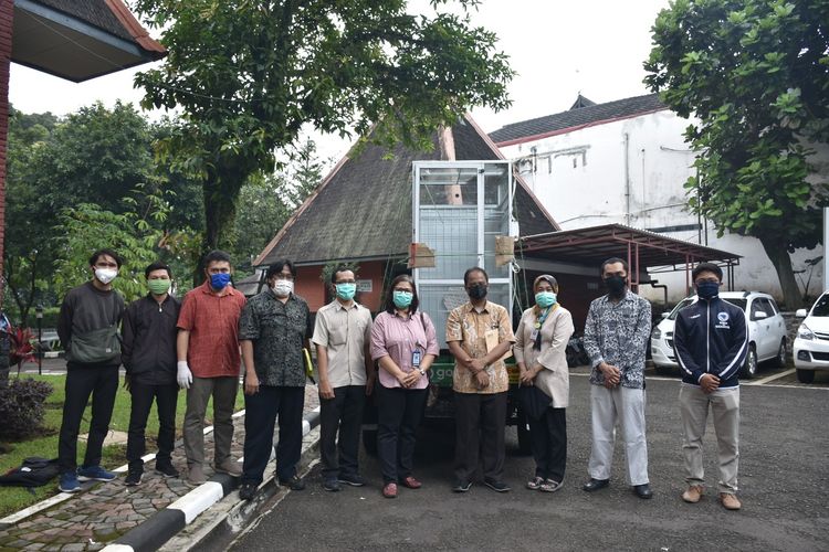 Tim Laboratorium Energi Terbarukan, Fakultas Teknik Mesin dan Dirgantara (FTMD) Institut Teknologi Bandung mengembangkan Kabin Sterilisasi untuk masker N-95. 