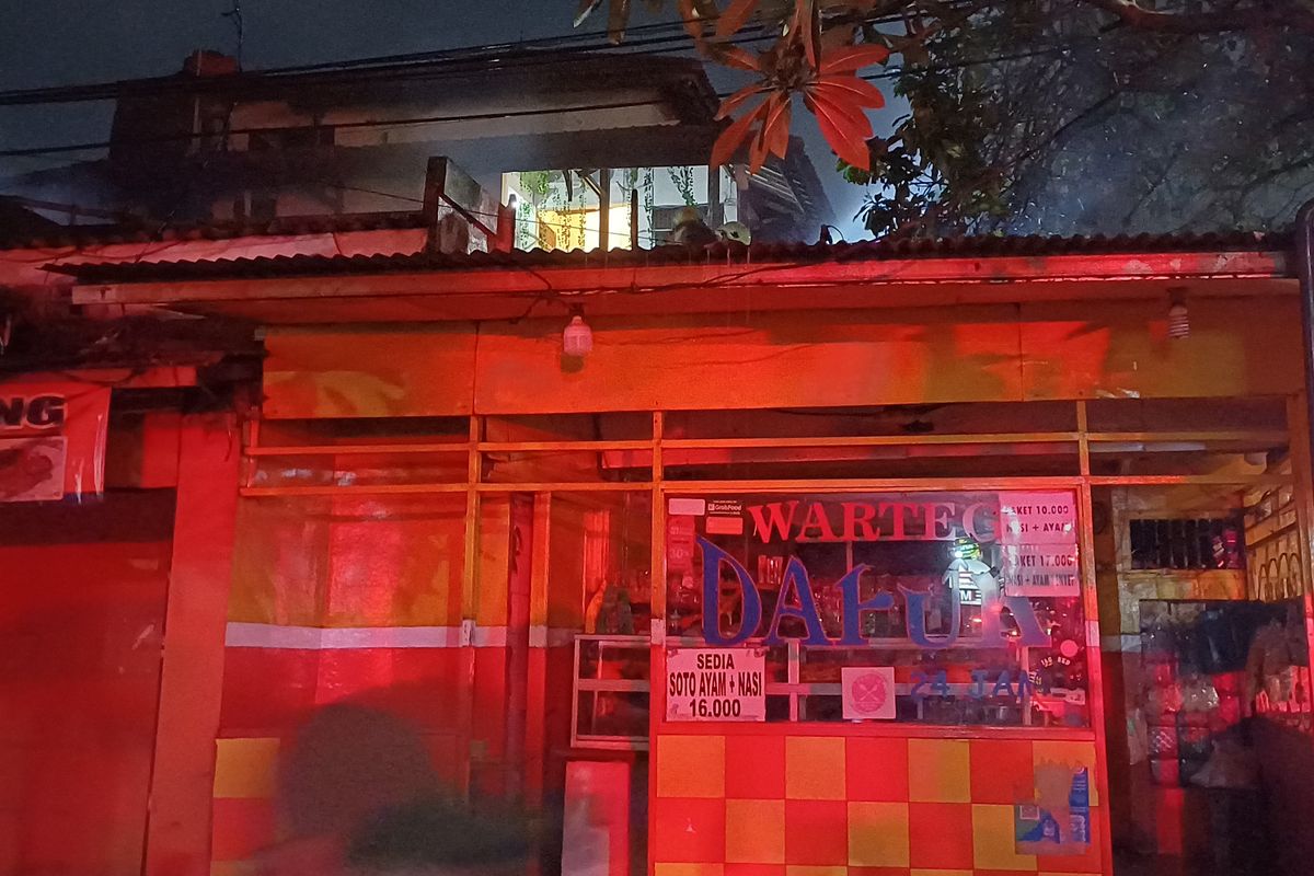 Penampakan warteg di Jalan Duren Tiga, Pancoran, Jakarta Selatan, yang terbakar, Jumat (28/6/2024).