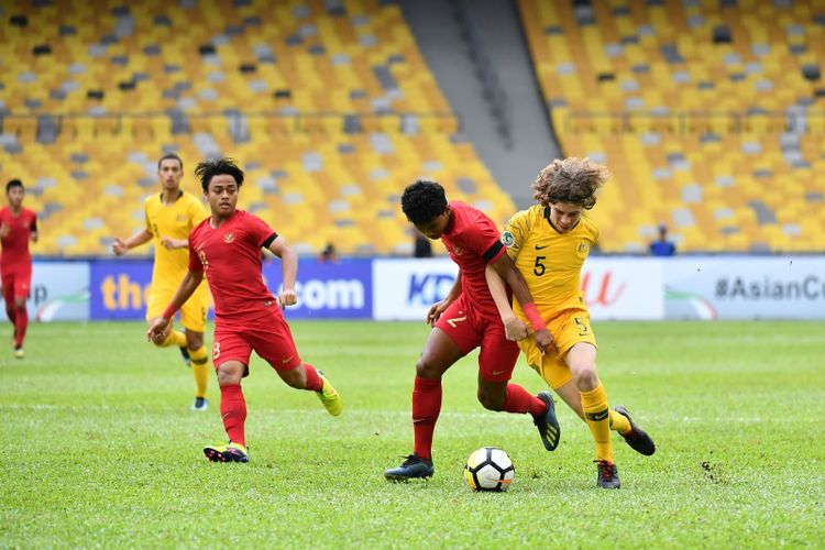 Timnas U-16 Indonesia berhadapan dengan Australia pada perempat final Piala Asia U-16 2018 di Stadion Bukit Jalil, 1 Oktober 2018. 