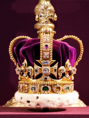 St Edward Crown yang merupakan mahkota yang dipakai pemimpin Kerajaan Inggris, bertabur 400 permata