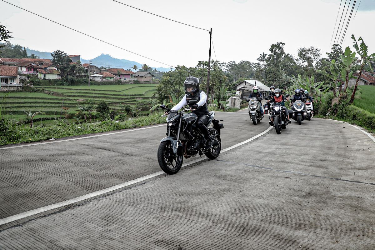 Bupati Bandung Barat Hengky Kurniawan saat menjajal jalan baru Selacau-Cisokan dalam acara peresmian jalan tersebut di Desa Bunijaya, Gununghalu, Minggu (10/9/2023).

