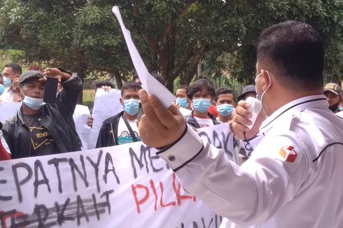 Sehari Jelang Pencoblosan, Warga Demo di Bawaslu Simalungun 