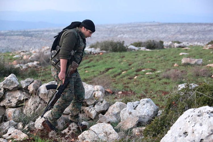 Anggota misili Kurdi Suriah berjalan di wilyaha Rajo, di Afrin.