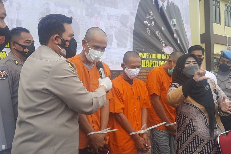 Tiga pelaku pembobol spesialis minimarket diamankan Polres Serang, mereka terpaksa mencuri karena terlilit utang.