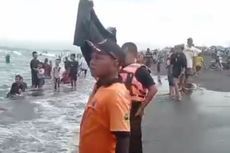 Wisatawan Bandel Mandi di Pantai Paseban, Relawan Ingatkan Bahaya Pakai Kantong Jenazah