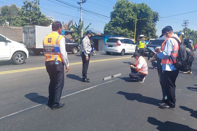 Tim investigasi KNKT melakukan pemeriksaan terhadap kondisi jalan di area kecelakaan yang terjadi di Bawen Kabupaten Semarang