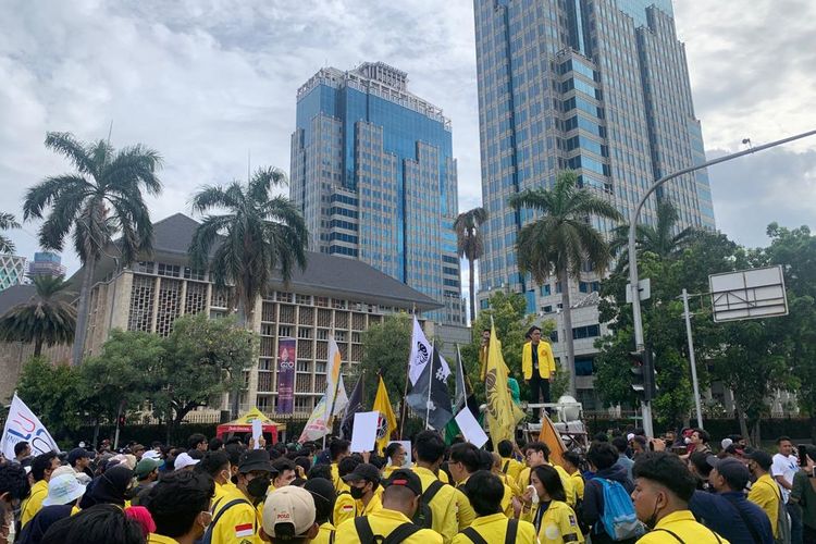 Peserta unjuk rasa dari Universitas Indonesia serta dari berbagai universitas lain melangsungkan aksi unjuk rasa di kawasan Patung Kuda tepatnya di persimpangan Jalan Budi Kemuliaan dengan Jalan Medan Merdeka Barat, Jumat (30/9/2022).