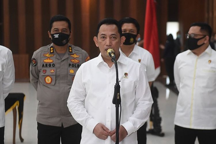 Kabareskrim Polri Komjen Pol Listyo Sigit Prabowo (tengah) memberikan keterangan terkait dicopotnya jabatan Kepala Biro Koordinasi dan Pengawasan (Korwas) PPNS Bareskrim Polri dari Brigjen Pol Prasetijo Utomo dalam upacara di Mabes Polri, Jakarta, Kamis (16/7/2020). Polri secara resmi mencopot Brigjen Pol Prasetijo Utomo dari jabatannya dalam rangka pemeriksaan terkait kasus surat jalan buronan Djoko Soegiharto Tjandra. ANTARA FOTO/Akbar Nugroho Gumay/aww.