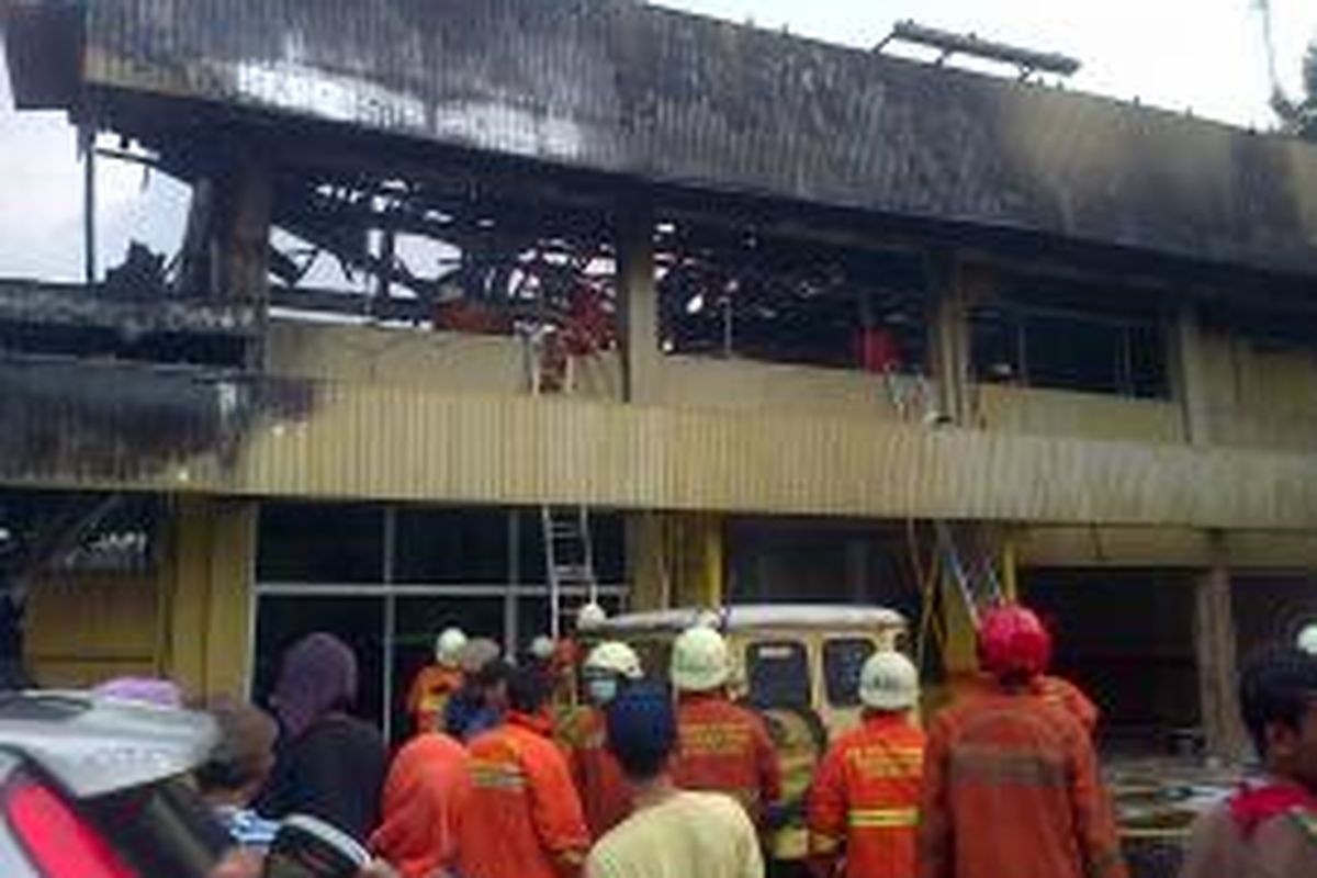 Kobaran api berhasil dipadamkan setelah 22 unit pemadam kebakaran diturunkan ke lokasi kebakaran, Jalan Ciledug Raya, Cipulir, Jakarta Selatan, Rabu (1/4/2015). 
