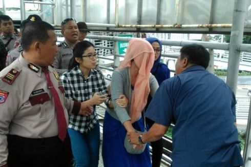 Seorang Ibu Hamil Coba Bunuh Diri dengan Melompat dari JPO Halte Kuningan Timur