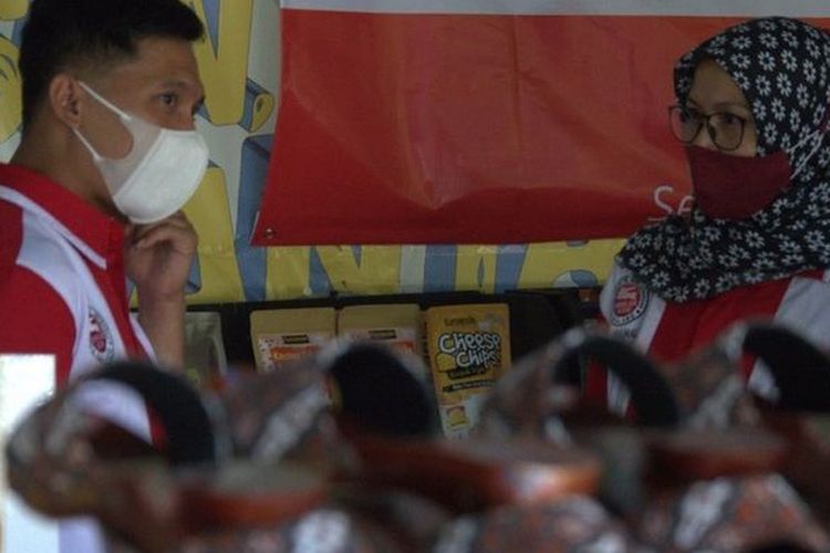 Setelah menghirup udara bebas, Syahrul (kiri) menjalankan bisnis yaitu menjual permen buah dan mendistribusikan lembar kerja siswa (LKS).