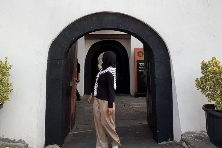 Kenapa Pintu Masuk Museum Bahari Jakarta Terlihat Pendek?