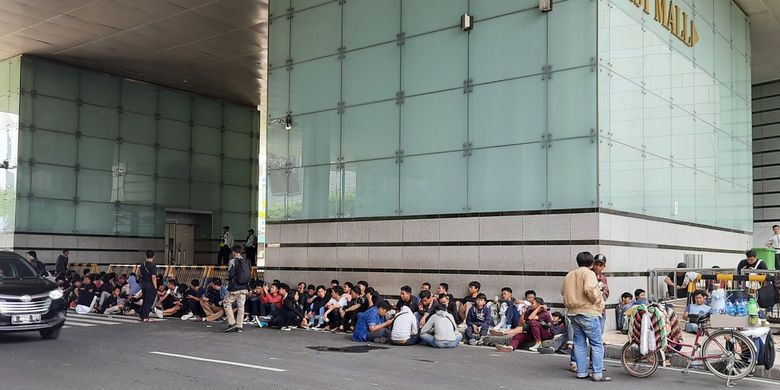 antrean Sepatu Compass untuk Darahku Biru yang memanjang di depan Mall Grand Indonesia, Thamrin, Jakarta Pusat, Sabtu (14/12/2019)