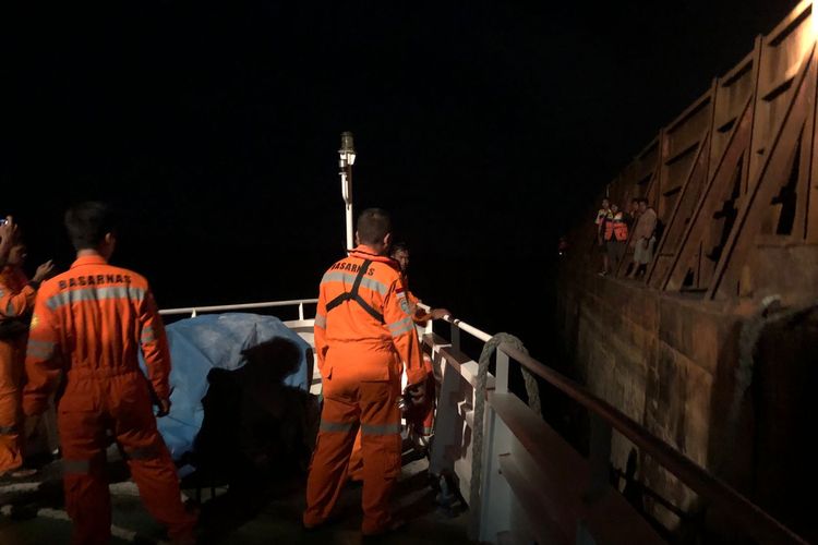 Tim Basarnas Banjarmasin berhasil mengevakuasi 8 ABK tugboat yang mengalami kebocoran mesin saat berlayar di Perairan Kalsel, Senin (16/5/2022). 