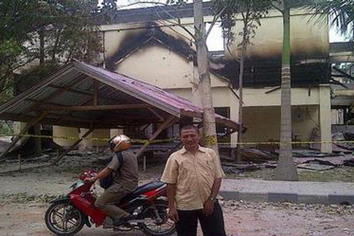 Gedung laboratorium dan sekretariat di Fakultas Ilmu Pertanian Universitas Negeri Gorontalo yang terbakar saat tawuran antarmahasiswa pecah pada Senin (3/10/2011) sore.