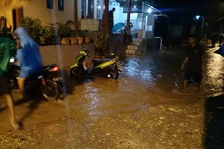 Banjir mulai menerjang sejumlah kawasan di Kota Ambon menyusul hujan deras yang terjadi, Rabu (24/5/2017).