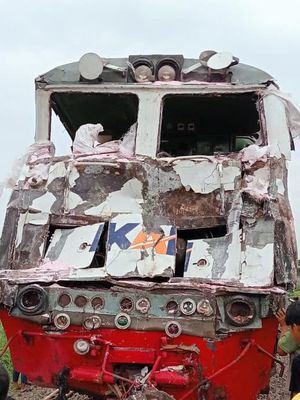 Lokomotif Kereta Api Kartanegara jurusan Malang-Purwokerto rusak usai menabrak truk pengangkut pupuk yang melintas di perlintasan sebidang tanpa palang di Kediri, Jawa Timur, Senin (10/3/2025).