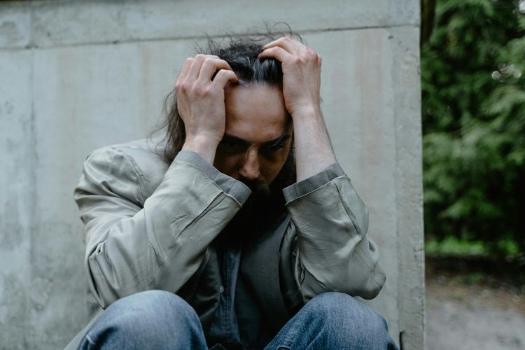 ilustrasi orang yang sedang galau