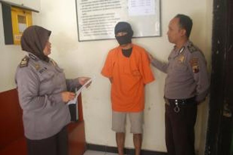 Tersangka Estu alias Andy yang mengaku sebagai anak angkat Kapolda Jateng (tengah), sedang diperiksa petugas Polres Magelang Kota, Rabu (9/9/2015).