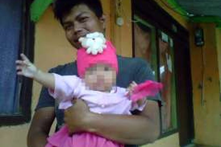 Sakira Amelia Putri, bayi berusia empat bulan yang sempat diduga diculik tetangga barunya digendong ayahnya Irfan di Kampung Sundawenang, Desa Sundawenang, Parungkuda, Sukabumi, Jawa Barat, Kamis  (14/4/2016). 