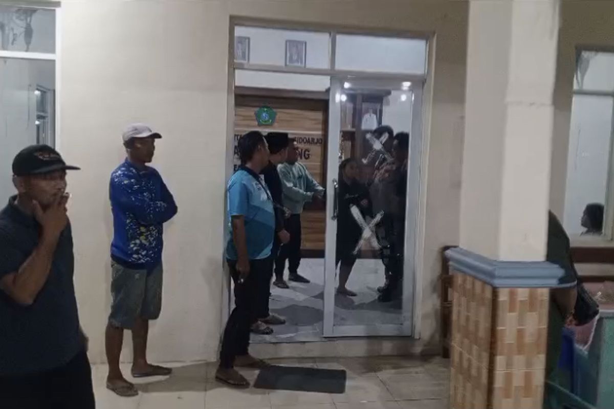 Sejumlah warga saat hendak menghajar pelaku pencabulan ke anak tiri di Sidoarjo, Senin (24/6/2024).