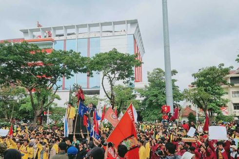 Pedemo Tolak Harga BBM Naik Memaksa Masuk Gedung DPRD Jateng, Sempat Terjadi Kericuhan