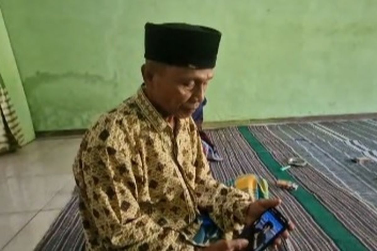 Siman kakek dari Sakti Ramadhani Saputro (24) Pekerja Migran Indonesia asal Kabupaten Ponorogo yang tewas ketika akan membongkar rumah di di Kota Kurume, Prefektur Fukuoka, Jepang. Keluarga korban meminta pemerintah memulangkan jenazah korban untuk dimakamkan di kampung halaman.
