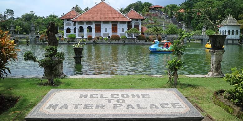 Pada 1963, taman ini pernah hancur karena letusan Gunung Agung dan sempat terbengkalai. Hingga akhirnya sekitar tahun 2000, pemerintah daerah merenovasi semua taman dan bangunan sampai semirip mungkin dengan aslinya. 