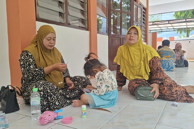 Ibu Salama dan Tumiyati saat ditemui Kompas.com di musala SRT 49 Sumenep, Jawa Timur, Selasa (30/9/2025)