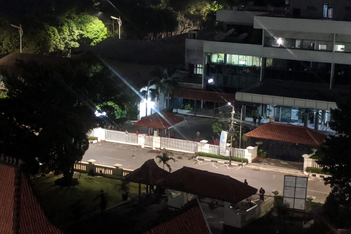 Kawasan di depan Menara Kompas, Jalan Palmerah Selatan, Jakarta Pusat, Rabu (25/9/2019) tampak sepi. Karyawan di dalam kawasan perkantoran di sana dilarang keluar. Warga yang hendak melintas di jalan ini pun diminta berputar.