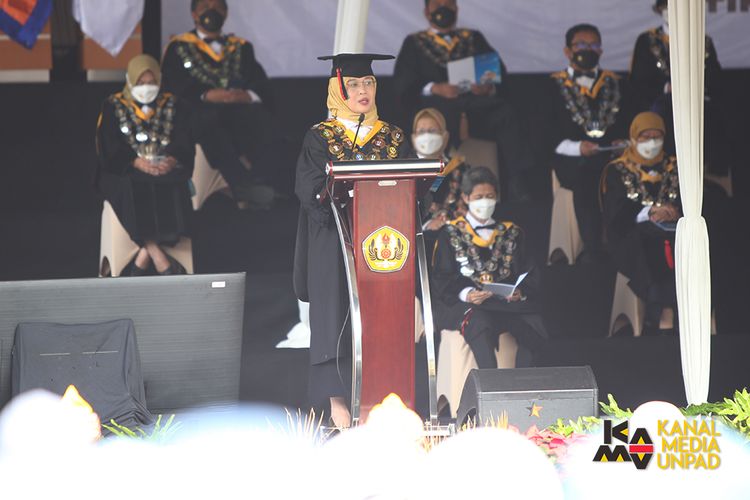 Rektor Universitas Padjadjaran Prof. Rina Indiastuti menyampaikan pidato pada Upacara Penerimaan Mahasiswa Baru (PMB) tahun akademik 2022/2023 yang digelar secara hybrid dari Stadion Jati Padjadjaran, kampus Unpad Jatinangor, Senin (22/8/2022). 
