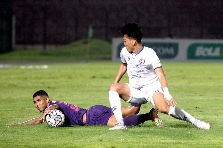 Pemain Persik Kediri Aldo Claudio terjatuh seusai berebut bola dengan pemain Arema FC Rizky Dwi pertandingan pekan keduabelas Liga 1 2021-2022 yang berakhir dengan skor 2-3 di Stadion Sultan Agung Bantul, Jumat (19/11/2021) malam.