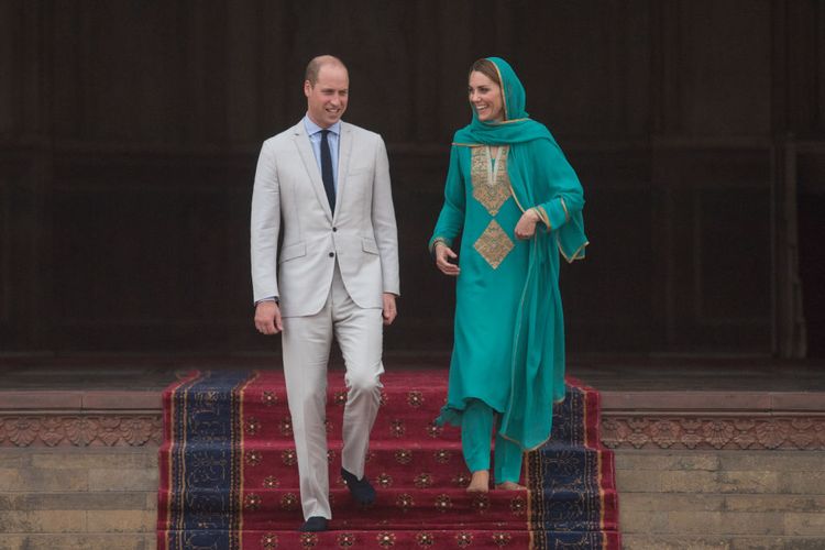 Pangeran William, Duke of Cambridge dan Kate Duchess of Cambridge mengunjungi Masjid Badshahi di Lahore, Pakistan, Oktober 2019.(Samir Hussein)