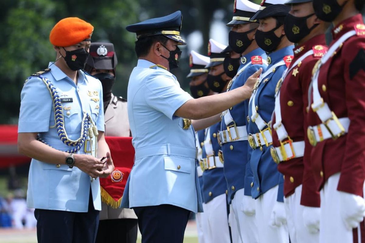 Panglima TNI Marsekal Hadi Tjahjanto saat memimpin Upacara Wisuda Prajurit Taruna Akademi TNI dan Bhayangkara Taruna Akademi Kepolisian Tahun 2021, di Akademi Militer (Akmil), Magelang, Jawa Tengah, Kamis (28/10/2021).