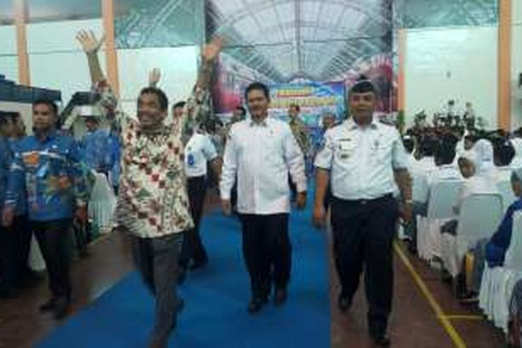 Walikota Madiun, Bambang Irianto melambaikan tangan memberikan salam kepada peserta usai membuka lomba cerdas cermat tertib berlalu lintas di Aula Akademi Perkretapian Indonesia di Kota Madiun, Selasa ( 18/10/2016).