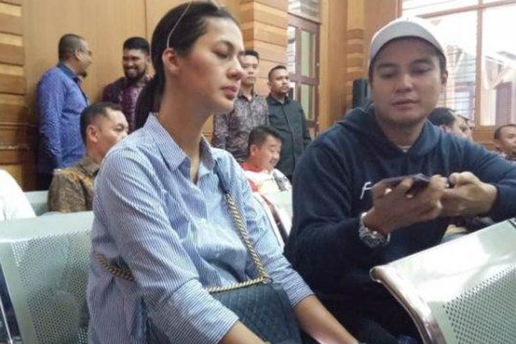 Pasangan artis Baim Wong dan Paula Verhoeven di ruang sidang Pengadilan Negeri Bogor, Jawa Barat, Rabu (2/10/2019).