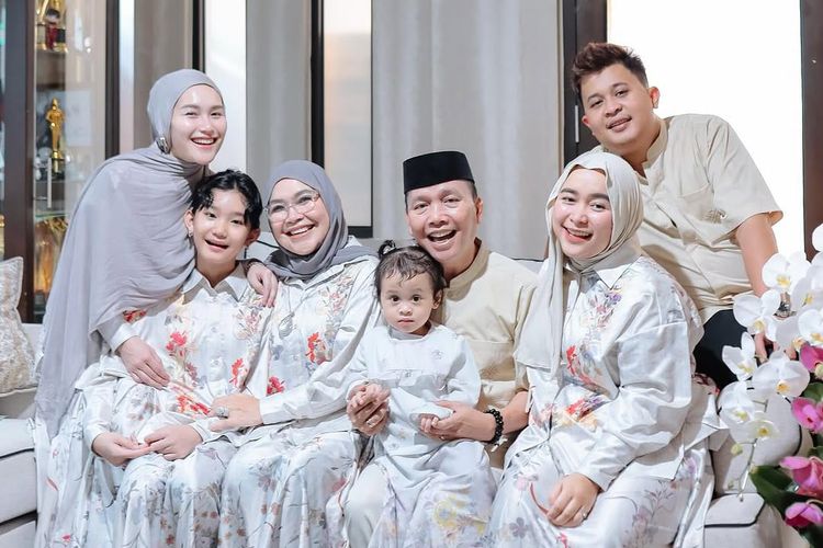 Ayu Ting Ting sekeluarga merayakan Hari Raya Idul Adha menggunakan Zeya Set dari Adha Collection milik Ria Miranda.