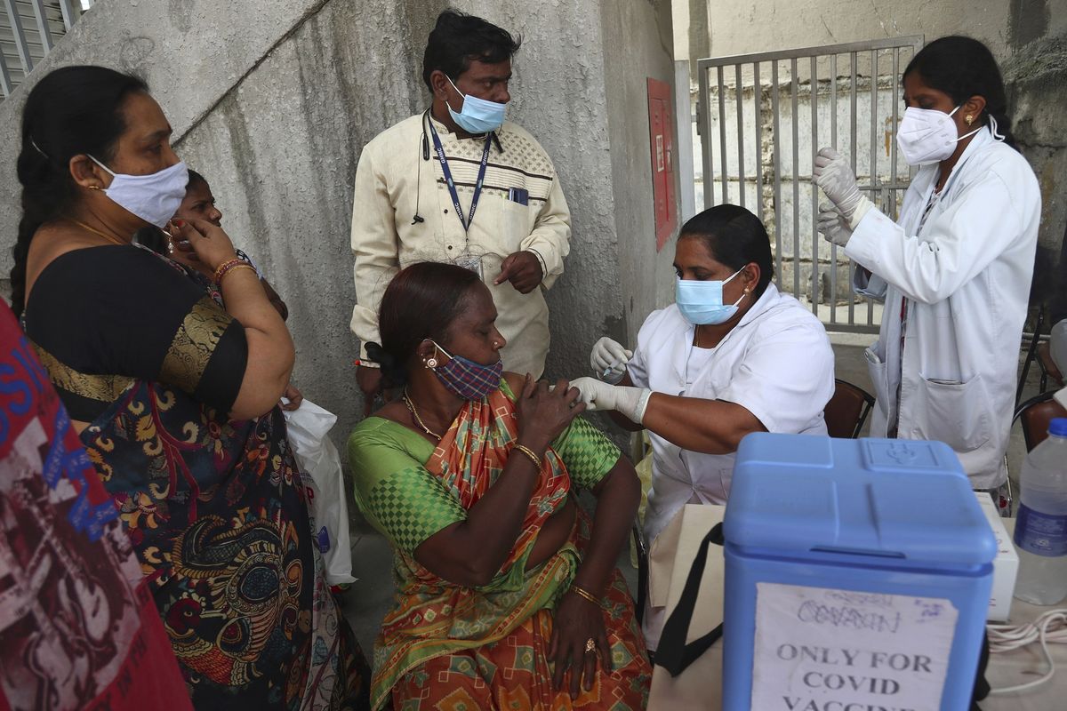 Seorang pekerja kesehatan menyuntikkan vaksin Covid-19 Covishield di Hyderabad, India, pada 17 September 2021.