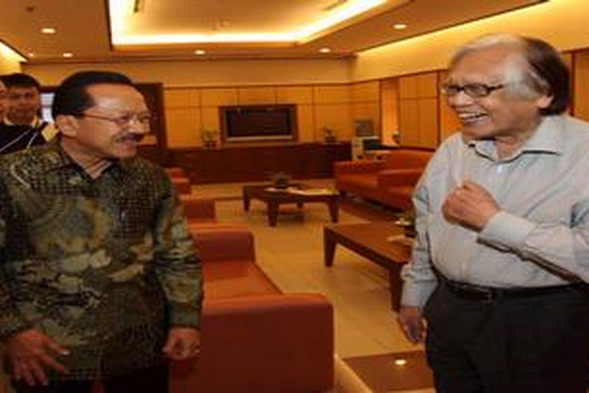 Pemimpin Umum Harian Kompas, Jakob Oetama berbincang dengan Gubernur DKI Jakarta, Fauzi Bowo yang berkunjung ke Kantor Redaksi Harian Kompas, Kamis (13/9/2012). Selain silaturahmi, kunjungan tersebut juga saling bertukar pikiran mengenai  Jakarta.  