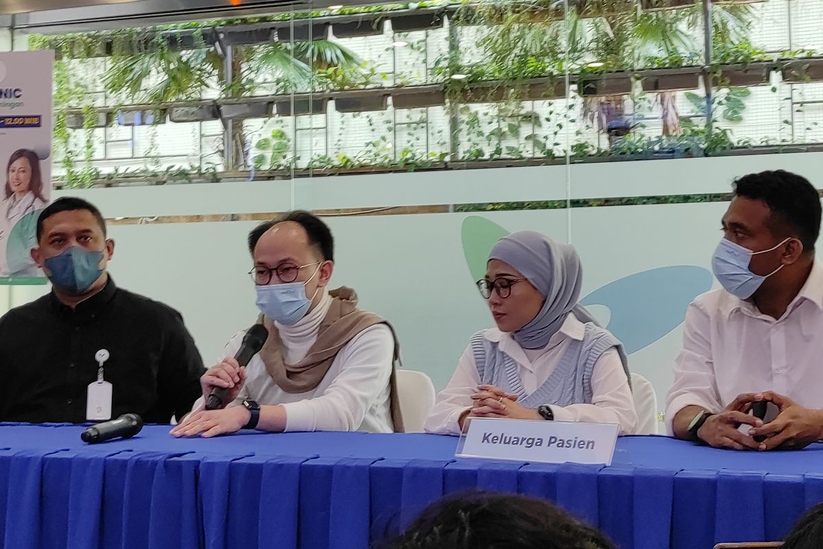 Dokter spesialis saraf RS Mayapada, dr. Yeremia Tatang Sp.N (kedua dari kiri) saat sesi konferensi pers di Jakarta, Minggu (16/4/2023). 