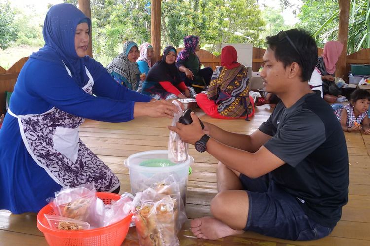 Bahan kerupuk sawi yang telah diolah kemudian dikemas dan dipasarkan di Desa Terong, Belitung.